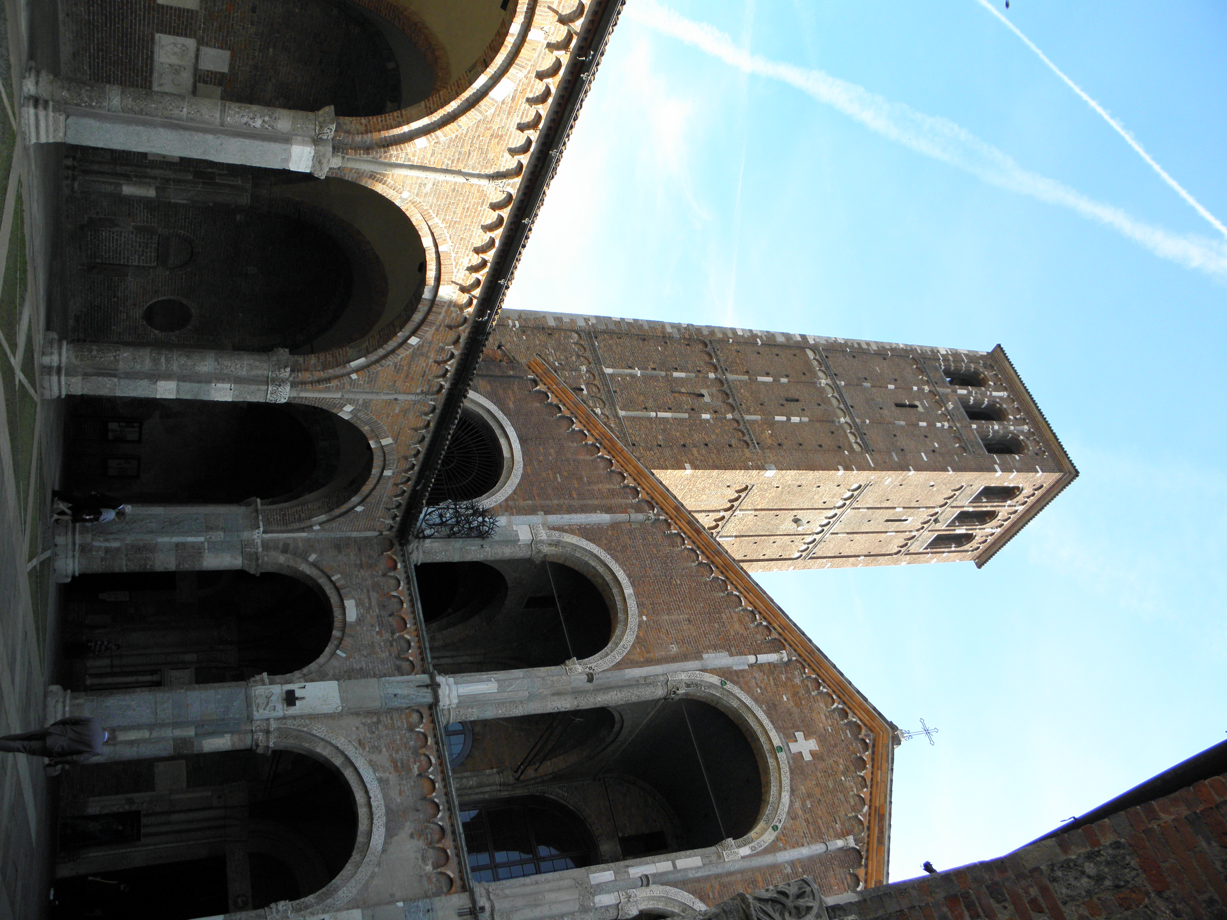 Il quadriportico e la facciata della Basilica di Sant'Ambrogio a Milano